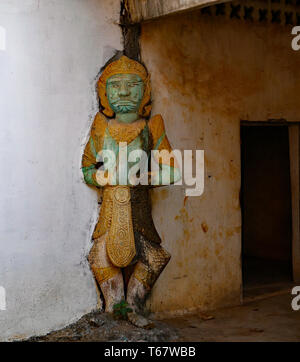 Une imposante statue à l'intérieur de l'ancien temple de paroi Entri Sam Voreak pagode. Kampong Thom, au Cambodge. 19-12-2018 Banque D'Images