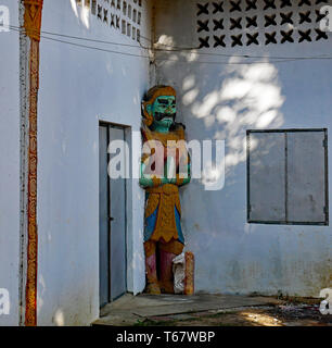 L'intérieur de l'ancien temple de paroi Entri Sam Voreak pagode. Kampong Thom, au Cambodge. 19-12-2018 Banque D'Images