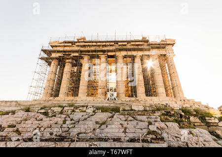 Athènes, Grèce. Le Parthénon, un ancien temple sur l'acropole d'Athènes dédié à la déesse Athéna Banque D'Images