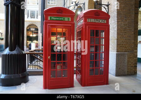 Red Phone Boxes traditionnelles à Londres. Banque D'Images