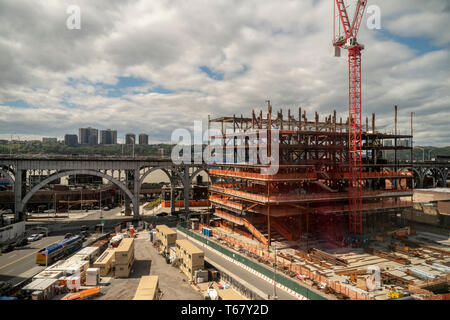 Construction dans la zone de 17 hectares, acquis en partie grâce à l'utilisation de domaine éminent controversée, dans la vallée de Manhattan à New York, où l'université de Columbia est la construction d'un bio-tech lab ainsi qu'une extension de l'université générale le Samedi, Avril 27, 2019. Le Riverside viaduc sur la vallée de Manhattan est à l'arrière-plan. (Â© Richard B. Levine) Banque D'Images