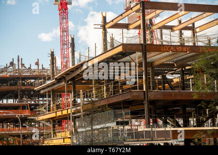 Construction dans la zone de 17 hectares, acquis en partie grâce à l'utilisation de domaine éminent controversée, dans la vallée de Manhattan à New York, où l'université de Columbia est la construction d'un bio-tech lab ainsi qu'une extension de l'université générale le Samedi, Avril 27, 2019. Le Riverside viaduc sur la vallée de Manhattan est à l'arrière-plan. (Â© Richard B. Levine) Banque D'Images