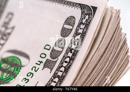 Pile de one hundred dollar bills close-up, macro photographie en couleurs avec DOF peu profondes Banque D'Images