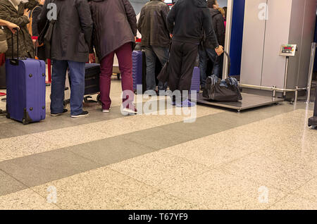 En attendant que les gens à l'hôtel à l'aéroport avec des bagages, de l'image Banque D'Images