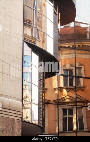 Bâtiment d'architecture classique compte déformée dans un bâtiment moderne en verre. Vs moderne de l'âge. Belgrade, Serbie. Résumé image images Banque D'Images