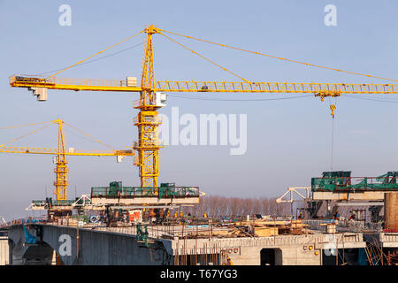 Grue sur le site de construction du pont. Droit Banque D'Images