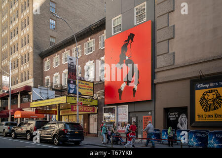 Un panneau d'affichage à Times Square à New York le Mercredi, Avril 24, 2019 La promotion de la production musicale de Michael Jackson. (© Richard B. Levine) Banque D'Images