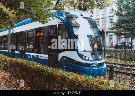 Les trams de la ville bleue dans la ville d'automne. Banque D'Images