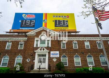 Un panneau sur un bâtiment dans le quartier de Flushing Queens à New York, le Samedi, Avril 20, 2019 annonce le Powerball MegaMillions et loteries. (Â© Richard B. Levine) Banque D'Images