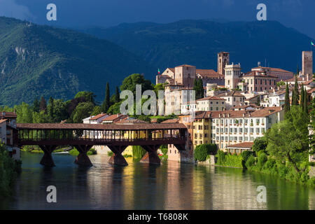 Vue panoramique de la ville de Bassano del Grappa et son célèbre pont en bois Banque D'Images