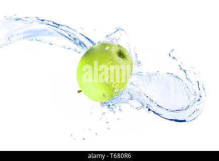 Pomme verte avec de l'eau splash, isolé Banque D'Images