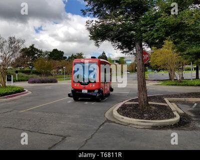 Navette sans conducteur de l'entreprise véhicule conduite facile 1,6 km conduisant par l'Évêque Ranch office park à San Ramon, Californie, la première navette autonome entièrement autorisé à conduire sur la voie publique dans l'État de Californie, le 16 avril 2019. () Banque D'Images