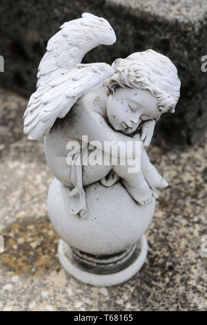 Statuette d'un ange sur une pierre tombale. Banque D'Images