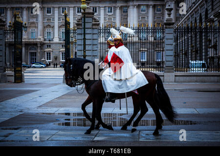 Deux gardes royaux sur les chevaux à l'extérieur du Palais Royal de Madrid, Espagne au cours de la relève de la garde Banque D'Images