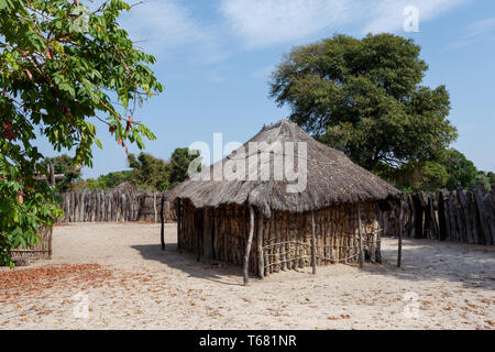 Village avec des maisons traditionnelles africaines Banque D'Images