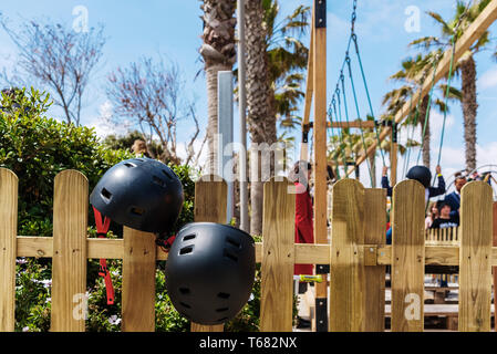 Valencia, Espagne - 29 Avril 2019 : les casques de sécurité pour les patineurs et les sports d'aventure. Banque D'Images