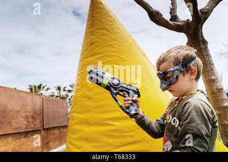 Valencia, Espagne - 29 Avril 2019 : Les enfants qui jouent avec des fusils laser à un camp en plein air. Banque D'Images