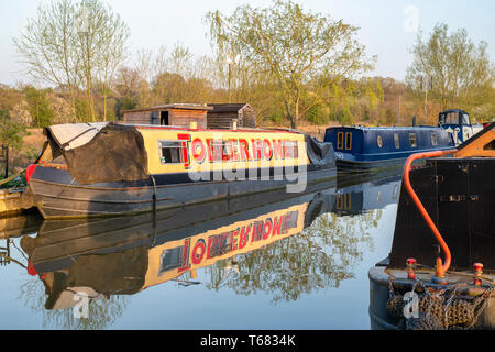 Inscrivez-Toblerhome écrit sur un bateau sur le canal d'oxford dans la soirée Hot spring. Aynho Wharf, Oxfordshire, Angleterre Banque D'Images