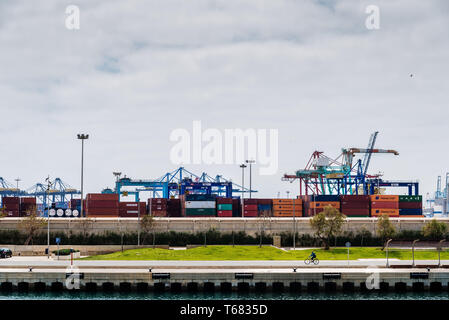 Valencia, Espagne - 29 Avril 2019 : vue sur le port du fret commercial de Valence. Banque D'Images