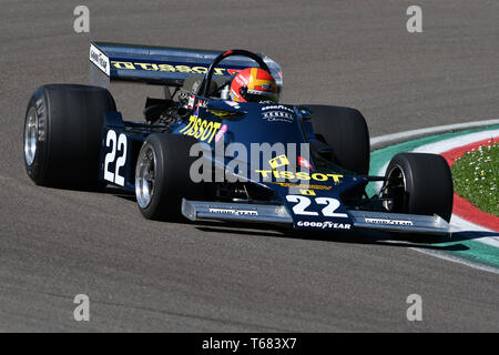 Imola, 27 avril 2019 Historique 1976 : F1 Ensign ex Ronnie Kessel entraîné par Alex Caffi Minardi en action lors d'une journée historique en 2019 Circuit d'Imola Banque D'Images