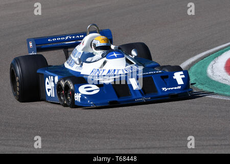 Imola, 27 avril 2019 Historique 1976 : F1 Tyrrell P34 ex Ronnie Peterson conduit par Pierluigi Martini Minardi en action lors d'une journée historique en 2019 à Imola Banque D'Images