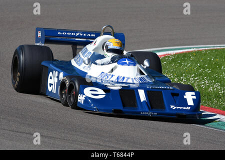 Imola, 27 avril 2019 Historique 1976 : F1 Tyrrell P34 ex Ronnie Peterson conduit par Pierluigi Martini Minardi en action lors d'une journée historique en 2019 à Imola Banque D'Images