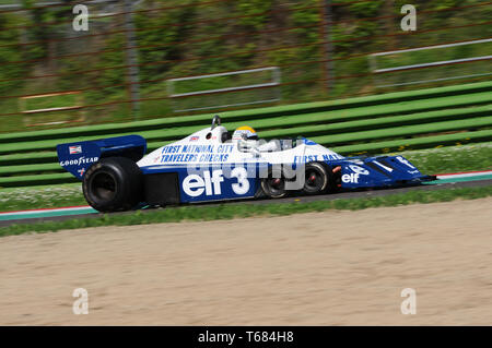 Imola, 27 avril 2019 Historique 1976 : F1 Tyrrell P34 ex Ronnie Peterson conduit par Pierluigi Martini Minardi en action lors d'une journée historique en 2019 à Imola Banque D'Images