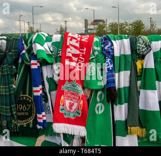 GLASGOW, ÉCOSSE - 29 avril 2019 : La statue de l'icône celtique, Billy McNeill, entouré de foulards et chemises. Y compris les Rangers et Liverpool Banque D'Images