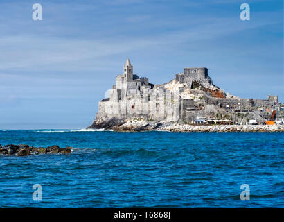 Eglise Saint-Pierre à Portovenere, La Spezia province Golfe des Poètes, Ligurie, Italie. NB de personnes non identifiables dans certaines images. Banque D'Images