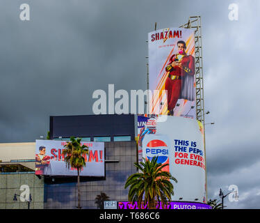 Los Angeles, Californie, le 2019 mars, panneaux d'affichage à l'angle de Hollywood Blvd et Highland Avenue