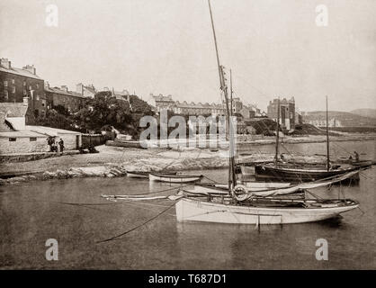 19e siècle voir des bateaux dans la baie de chapelle, Port St Mary, un village dans le sud-ouest de l'île de Man, qui sont une dépendance de la Couronne britannique dans la mer d'Irlande entre la Grande-Bretagne et l'Irlande. Le village tient son nom de l'ancienne chapelle de Sainte Marie qui est pensé pour avoir négligé dans le village. Banque D'Images