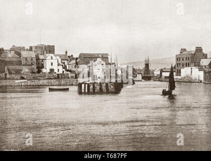 Un 19e siècle vue de Castletown, une station balnéaire et petit port de pêche sur l'île de Man, qui sont une dépendance de la Couronne britannique dans la mer d'Irlande entre la Grande-Bretagne et l'Irlande. Le port est dominé par le Château de Rushen (à gauche), à l'origine construite en 1265 pour un roi, puis enrichie et complétée par les dirigeants successifs entre la 13e et 16e siècles. La ville a été le site d'un certain nombre de sièges et de batailles, pendant les années où le contrôle de l'île passa entre les scandinaves, l'Écossais et Anglais. Banque D'Images