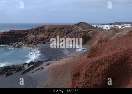 Bateaux de pêche sur la plage noire de El Golfo Banque D'Images