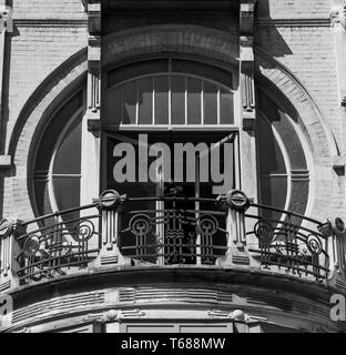 Close up de balcon avec détails circulaire au 92 rue Africaine, Bruxelles, construit en style Art Nouveau typique par Benjamin De Lestré Banque D'Images