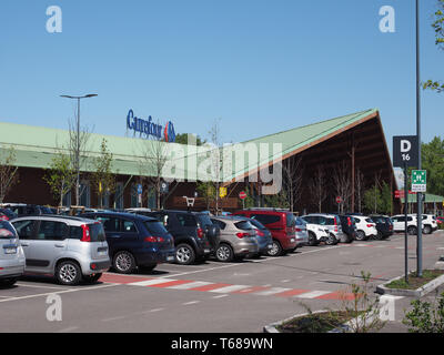 NICHELINO, ITALIE - circa 2019 avril : supermarché Carrefour Banque D'Images