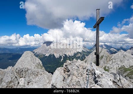 Regardez à la Zugspitze, la plus haute montagne d'Allemagne Banque D'Images