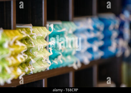 Rangées de cire colorée bougies dîner sur l'affichage en magasin à rayons - domaine restreint de focus avec arrière-plan flou Banque D'Images