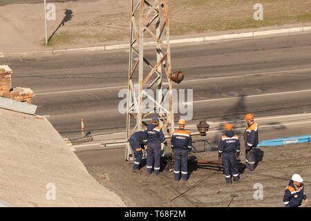 Krementchoug, région de Poltava, Ukraine, le 9 avril 2019, l'amélioration de la ville, la réparation des réseaux électriques sur le toit de l'immeuble Banque D'Images