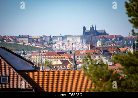Vue sur le château de Prague au toit rouge zone de Vysehrad au coucher du soleil, Feux de Prague, République Tchèque Banque D'Images