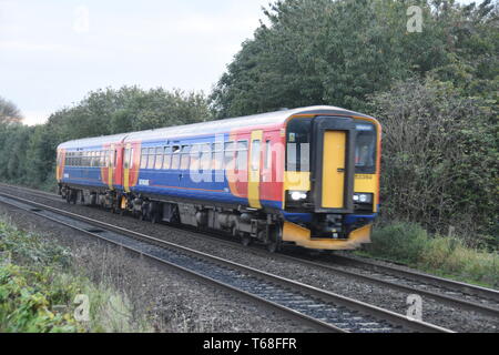 East Midlands trains de banlieue en passant par Attenborough Nature Reserve. Banque D'Images