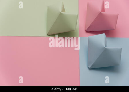 Forme de coeur fait de morceaux de papier coloré sur l'isolé sur fond blanc Banque D'Images