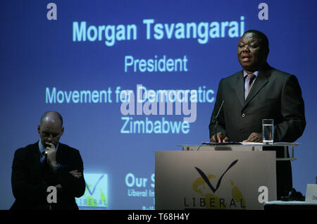 Le chef de l'opposition zimbabwéenne Morgan Tsvangirai s'exprimant lors de l'Internationale Libérale Congrès à Belfast, le vendredi 16 mai 2008. M. Tsvangirai, qui revendique son mouvement pour le Changement Démocratique, a remporté les élections présidentielles, qui sont dues à être exécutée à nouveau, a pris dans le monde entier les membres du parti libéral lors de la conférence à Belfast. Photo/Paul McErlane Banque D'Images