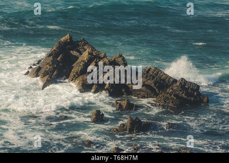 Vagues se briser sur le rocher sur la plage d'Almograve, Portugal Banque D'Images