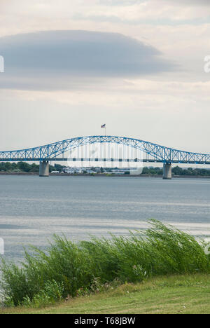 Vue sur le pont bleu sur la route 395 dans la région de Kennewick, Washington. Banque D'Images