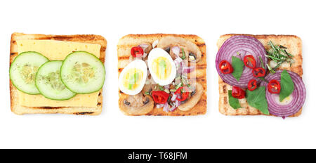 Délicieux toasts avec différents légumes sur fond blanc Banque D'Images