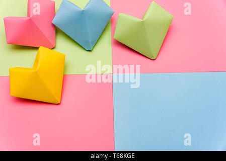 Forme de coeur fait de morceaux de papier coloré sur l'isolé sur fond blanc Banque D'Images