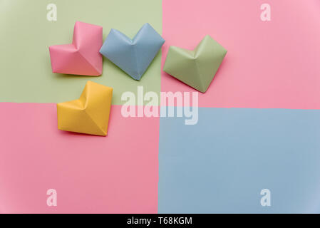 Forme de coeur fait de morceaux de papier coloré sur l'isolé sur fond blanc Banque D'Images