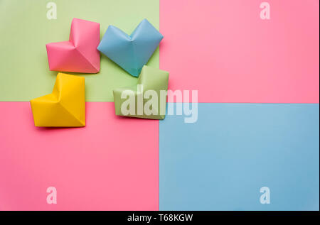 Forme de coeur fait de morceaux de papier coloré sur l'isolé sur fond blanc Banque D'Images