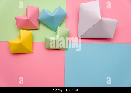 Forme de coeur fait de morceaux de papier coloré sur l'isolé sur fond blanc Banque D'Images