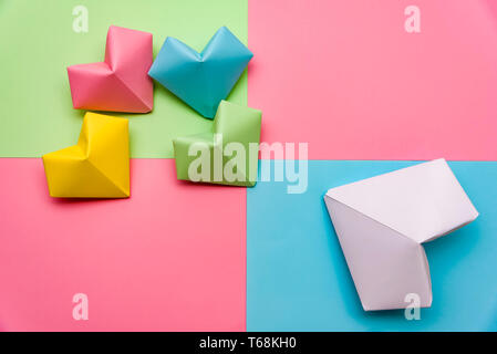Forme de coeur fait de morceaux de papier coloré sur l'isolé sur fond blanc Banque D'Images
